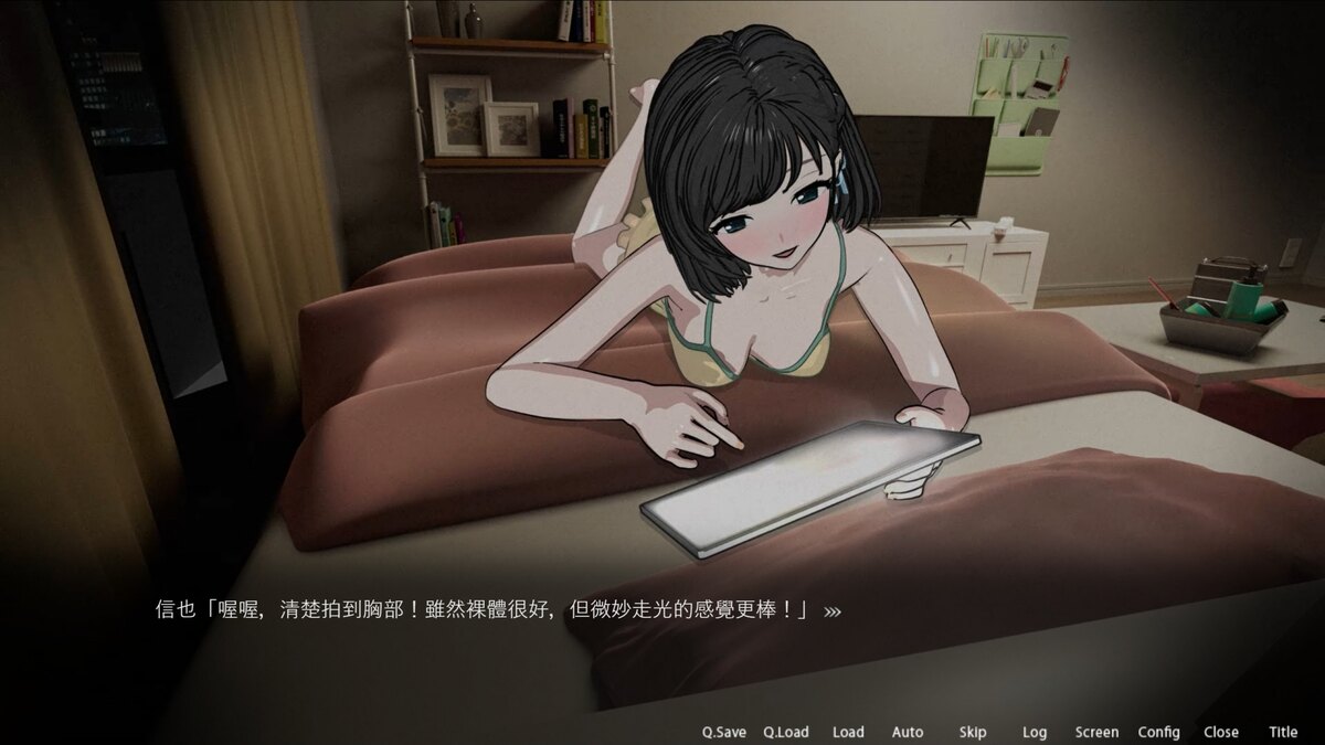 由芽趴在床上看平板,摄像头从正面拍到胸口